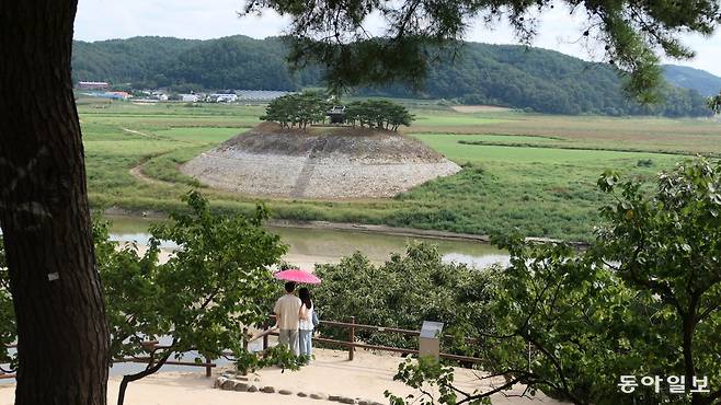 도산서원 앞 강 너머 시사단이 보인다. 조선 시대 정조가 명해 이곳에서 특별 과거 시험인 ‘도산 별과’를 치렀다. 안동댐으로 강 수위가 높아지면서 높이 10m가량의 단을 쌓아 올렸다.