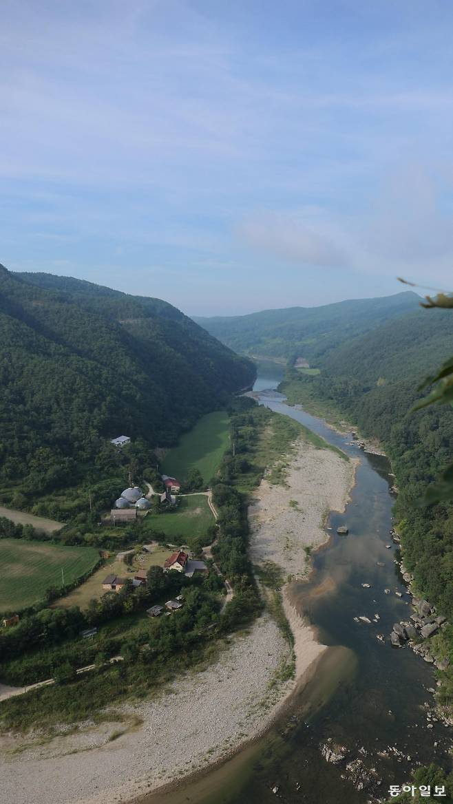 학소대 정상에서 내려다본 맹개마을과 미천장담. 이 지역에서는 미천장담을 ‘시내를 가득 메운 길쭉한 못’이라는 뜻의 메내긴소라고 불렀다고 한다.