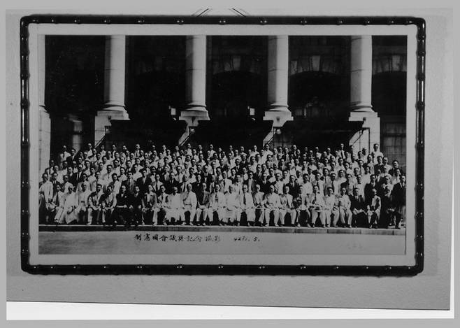 제헌국회 - 제헌국회 의원들의 기념 촬영.  대체로 양복을 입었지만 중간중간 두루마기를 입은 의원들의 모습이 보인다.  단기 4281년 (서기 1948년)  5월. 동아일보 DB