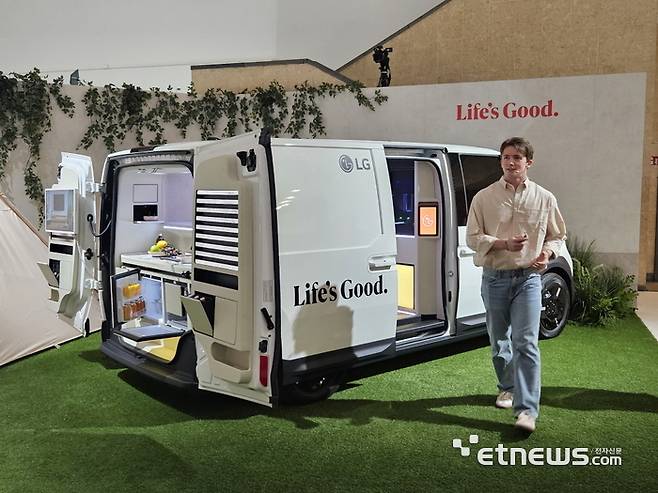 LG전자의 마이크로 AI 홈 콘셉트카 '슈필라움' . 차량 내부는 TV를 보며 편안히 휴식을 취할 수 있고 뒷 부분에는 와인셀러, 냉장고, 광파오븐 등을 배치해 야외 활동을 즐길 수 있도록 했다. (사진=배옥진 기자)