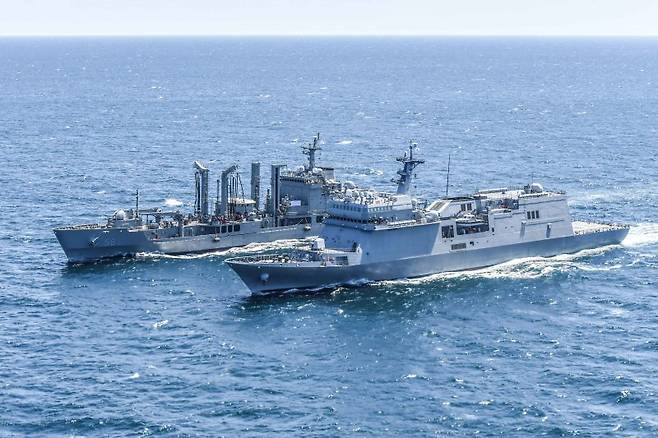 해군 훈련함인 한산도함(ATH·앞쪽)과 군수지원함인 대청함(AOE·뒤쪽)의 기동 모습. 해군 제공