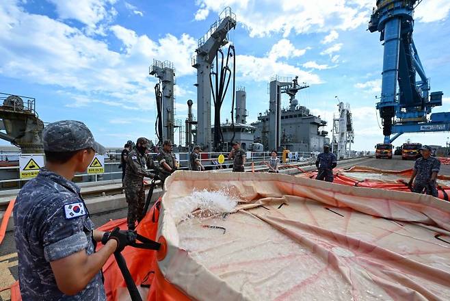 6일 강릉시 안인항 화력발전소 하역부두에서 군수지원함 대청함 승조원을 비롯한 해군 장병들이 이동식 저수조에 청수를 공급하고 있다. 이날 대청함은 소방차 약 70여대 분량, 약 45만리터의 청수를 지원했다. 해군 제공