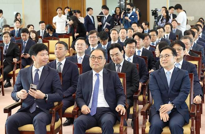 2024년 9월16일 대검찰청에서 열린 심우정 검찰총장 취임식에 신응석 서울남부지검장(가운데)이 참석해 있다. 한겨레 자료