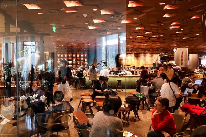 중국 3·4선 도시 시장을 둘러싼 경쟁이 치열해지면서 스타벅스도 2024년 현급 시장에 신규 오픈을 이어가며 매장 수를 7600여 개로 확대했다. 중국 상하이에 있는 세계 최대 규모의 스타벅스 모습. REUTERS