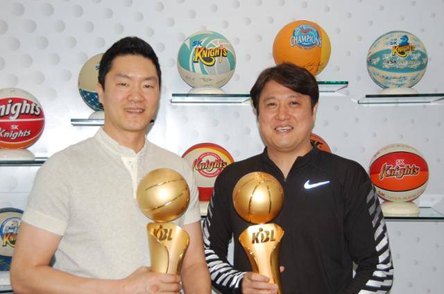 2017~18 프로농구 SK의 챔프전 우승을 합작한 문경은(오른쪽) 감독과 전희철 당시 수석 코치. 2025~26시즌을 앞두고 KT 지휘봉을 잡은 문경은 감독은 이제 SK의 수장 전희철 감독과 적으로 만난다. 한국일보 자료사진