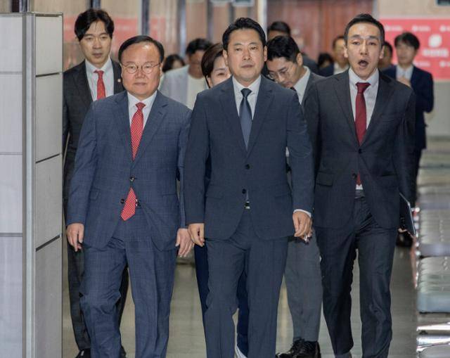 장동혁(가운데) 국민의힘 대표가 지난 3일 국회에서 긴급 최고위원회 회의를 위해 이동하고 있다. 연합뉴스
