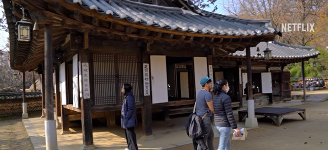 메기 강 감독이 애니메이션 'K팝 데몬 헌터스' 제작 전 제작팀 10명과 함께 한국을 찾아 한옥을 둘러보며 찍은 영상. 넷플릭스 영상 캡처