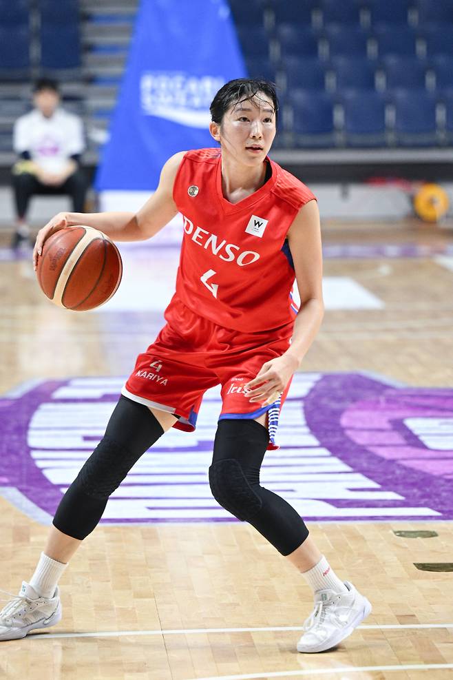 6일 부산 사직실내체육관에서 열린 사라고사와 덴소의 2025 BNK금융 박신자컵 4강 1경기. 덴소 가와이가 공격을 시도하고 있다. 사진=WKBL