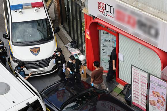 지난 3일 서울 관악구 한 식당에서 칼부림 사건이 발생, 경찰이 조사하고 있다. [사진=연합뉴스]