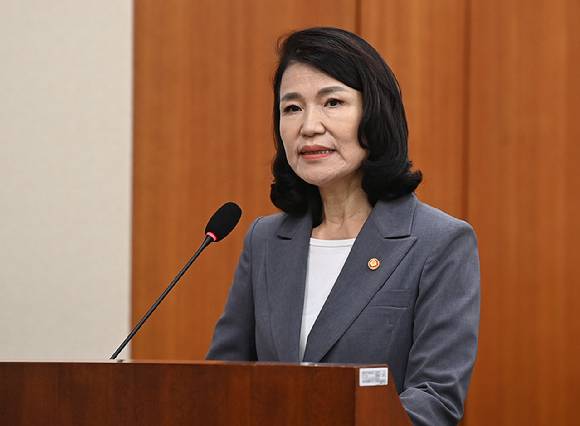 이진숙 방송통신위원장이 8월 20일 서울 여의도 국회에서 열린 과학기술정보방송통신위원회 전체회의에서 2024 회계연도 결산 관련 보고를 하고 있다. [사진=곽영래 기자]