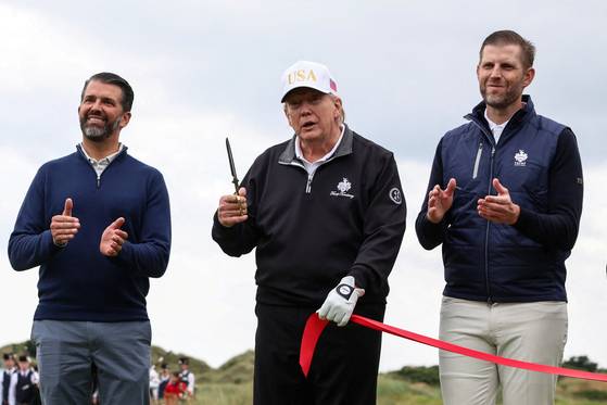 스코틀랜드의 골프장에서 에릭(오른쪽)과 아버지 도널드 트럼프 미 대통령. [로이터=연합뉴스]