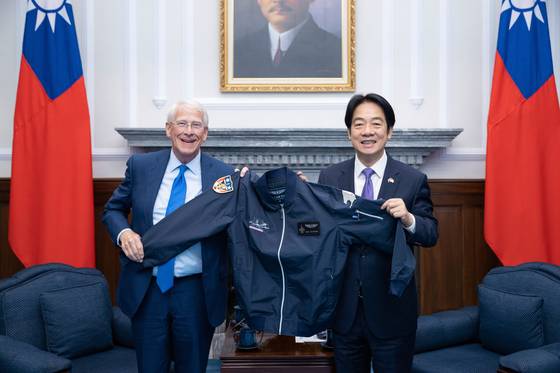 지난달 29일 라이칭더 총통이 대만을 방문한 로저 위커 미국 상원 군사위원장과 기념 촬영을 하고 있다. [AP=연합뉴스]