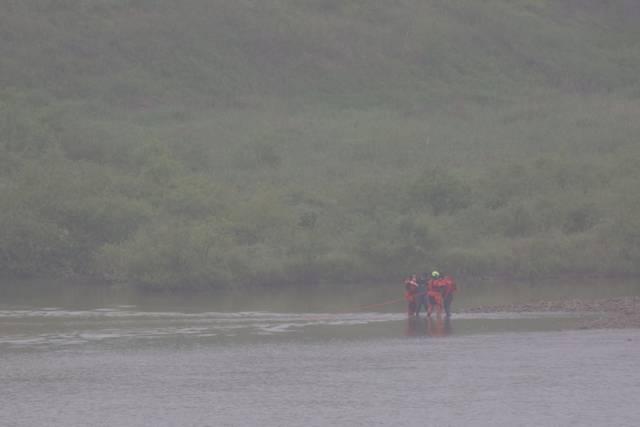 ▲ 0일 오후 경기도 연천군 임진교에서 실시된 임진강 홍수 대비 주민대피 훈련에서 소방대원들이 강변에 고립된 주민을 구조하는 훈련을 하고 있다.  이날 훈련에는 여름철 집중호우 및 북한 황강댐 방류에 따른 임진강 수위 상승에 대비해 연천군과 연천소방서, 한국수자원공사 등이 참가했다. 2025.5.20 연합뉴스 자료사진