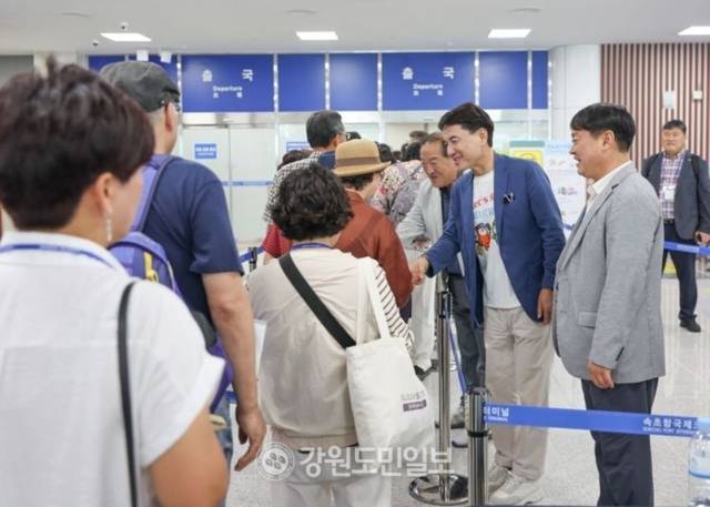 ▲ 김진태 강원도지사, 이병선 속초시장 등이 6일 속초항에서 ‘도민과 함께하는 북해도 크루즈 시찰단’을 환송하고 있다. 강원도 제공