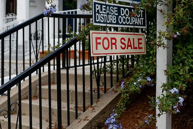 미국 캘리포니아 LA의 한 주택에 매각 안내판이 걸려 있다. 사진=EPA