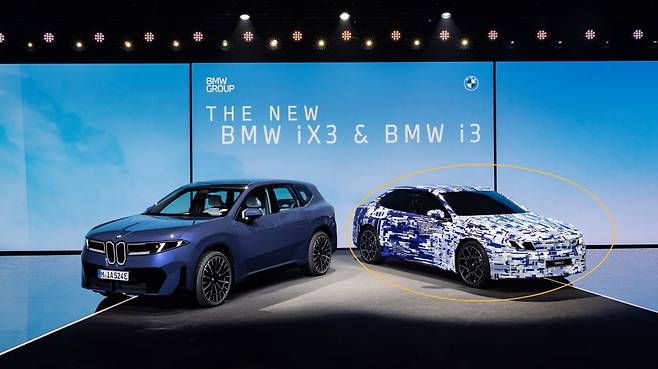 뉴 iX3와 위장막 쓴 i3. 사진=BMW그룹.