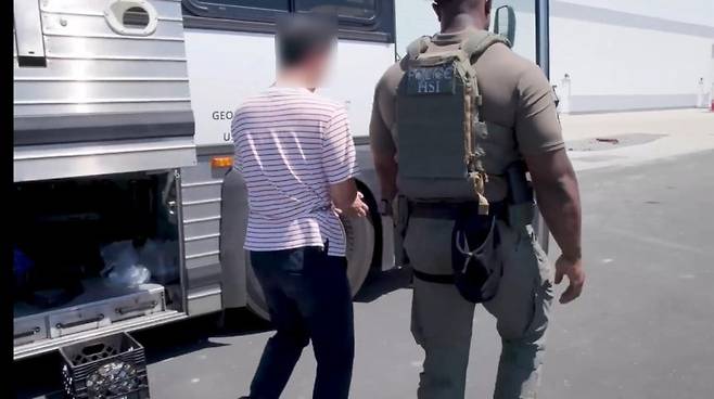 결박당한 채 연행되는 한국인 추정 현장 근로자 모습. 사진=ICE 영상 캡처