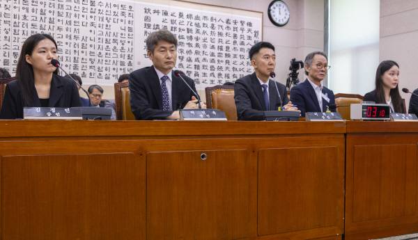 청문회 출석한 관봉권 띠지 유실 사건 관련 검사와 검찰 수사관. 연합뉴스