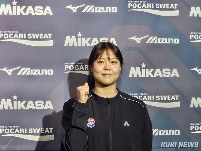 이지윤이 &nbsp;5일 서울 강서구 메이필드 호텔에서 열린 2025-2026 한국배구연맹(KOVO) 여자 신인선수 드래프트가 끝난 뒤 취재진과 기자회견을 하고 있다. 송한석 기자