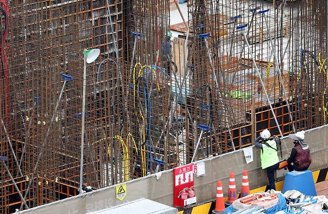 서울 시내 한 아파트 건설 현장. [연합뉴스]