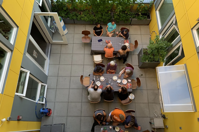 코하우징하는 거주자들이 함께 식사하는 모습 [사진 출처 = schemata workshop]