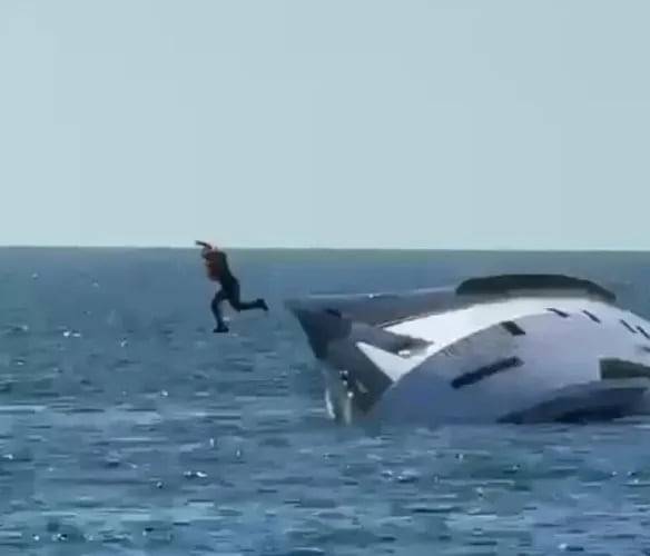 첫 출항 15분 만에 침몰한 요트에서 탑승객이 뛰어내리고 있다. [사진 = 더선 캡처]