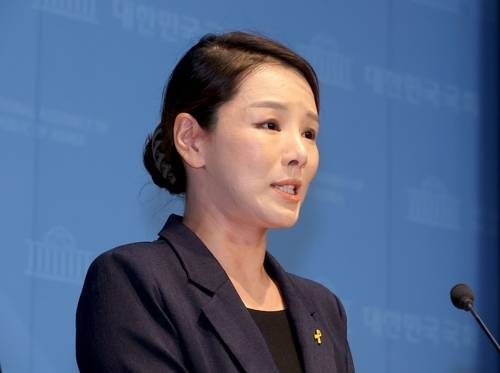 강미정 전 조국혁신당 대변인이 지난 4일 서울 여의도 국회 소통관에서 당내 성 비위 의혹과 관련한 탈당 기자회견을 하고 있다. [연합뉴스]