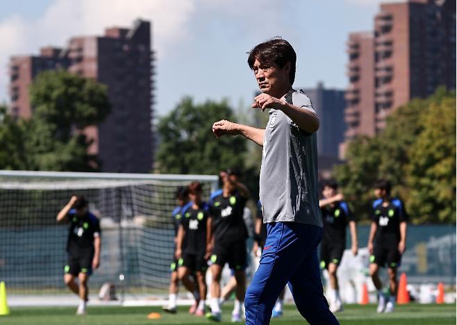 3일(현지시간) 미국 뉴욕주 아이칸 스타디움에서 진행된 한국 축구 대표팀 훈련에서 홍명보 감독이 이동하고 있다. 사진=연합뉴스