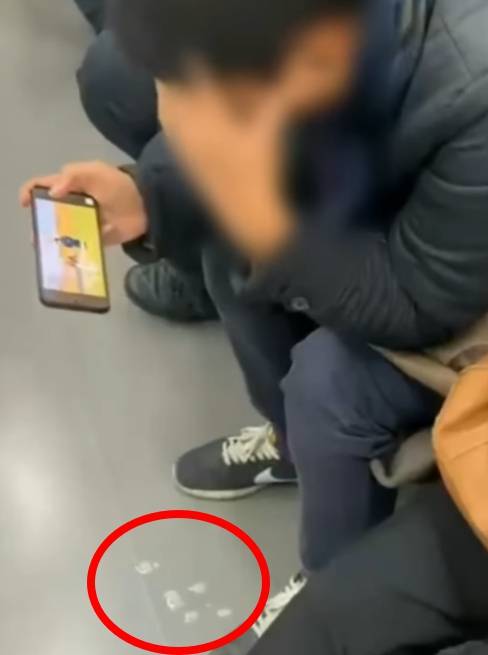 지하철 내에서 한 남성이 침을 바닥에 뱉는 모습이 포착돼 시민들의 공분을 사고 있다./사진=보배드림 화면캡쳐.