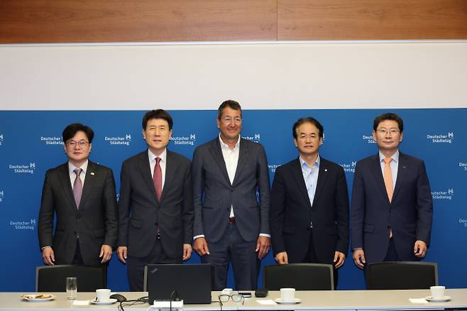 이상일 용인특례시장(오른쪽 첫 번째)은 5일(현지시간) 대한민국대도시시장협의회 소속 시장단과 함께 독일 베를린 독일도시협의회를 방문했다. 사진은 김병수 김포시장(왼쪽 첫 번째), 이강덕 포항시장(왼쪽 두 번째), 이동환 고양시장(오른쪽 두 번째). /사진제공=용인특례시??