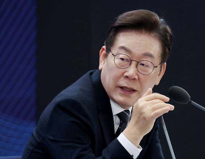 이재명 대통령이 이른바 '건진법사 관봉권 띠지 분실 사건'을 검찰이 아닌 김건희 특검팀(특별검사 민중기)이 수사하는 방안을 검토하라고 했다. 사진은 이재명 대통령이 지난 5일 인천에서 열린 행사에 참석한 모습. /사진=대통령실통신사진기자단