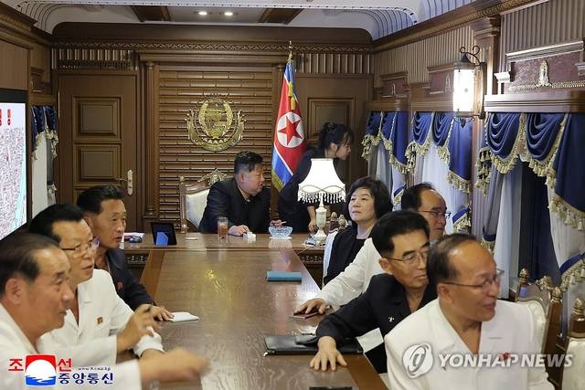 김정은 북한 국무위원장의 전용열차 안에서 김 위원장 옆에 딸 김주애가 서 있는 모습. 북한 매체들은 김 위원장이 중국 방문을 마치고 평양에 도착했다고 6일 보도했다. 조선중앙통신. 연합뉴스