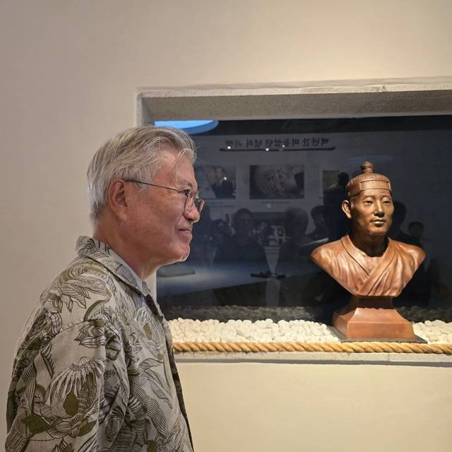 문재인 전 대통령이 5일 오후 전북 전주시 완산구 전주동학농민혁명녹두관을 관람하고 있다. 문 전 대통령 페이스북 캡처