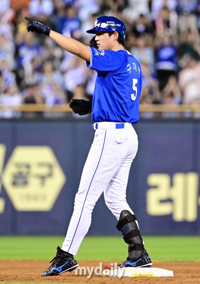 2025년 8월 28일 오후 서울 잠실구장에서 열린 '2025 신한 SOL뱅크 KBO 리그' 삼성 라이온즈와 두산 베어스의 경기. 삼성 구자욱이 5회초 2사 1.2루서 2타점 2루타를 친 뒤 기뻐하고 있다./마이데일리