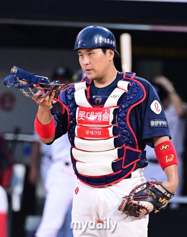 2025년 9월 3일 오후 경기도 수원KT위즈파크에서 열린 '2025 신한 SOL뱅크 KBO 리그' 롯데 자이언츠와 KT 위즈의 경기. 롯데 유강남이 선발 포수 마스크를 쓰고 있다./마이데일리