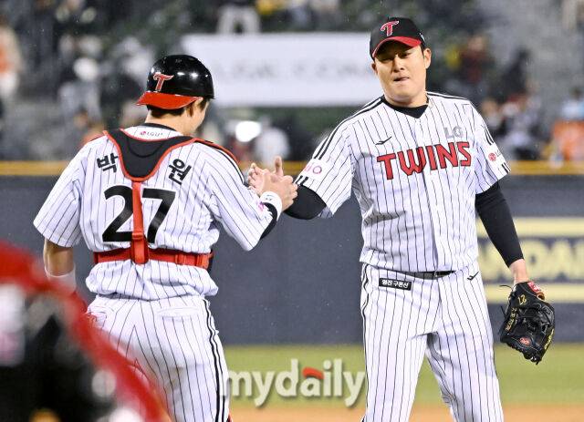 27일 오후 서울 잠실야구장에서 진행된 '2025 프로야구 KBO리그' LG 트윈스와 한화 이글스의 경기. LG 김강률과 박동원이 경기를 마무리한 뒤 인사를 나누고 있다./마이데일리