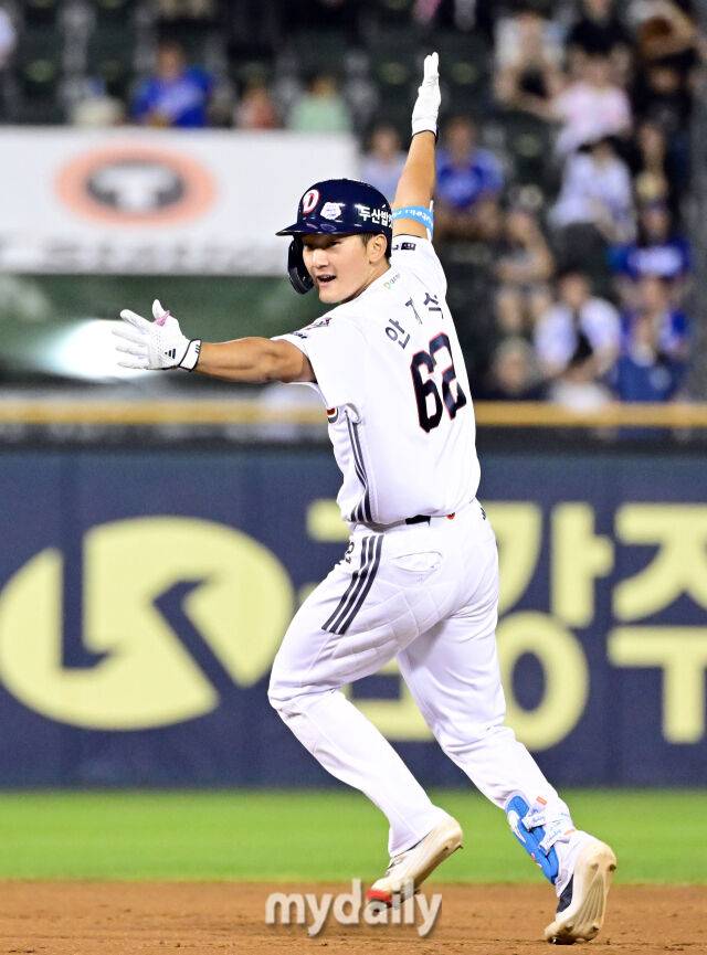 2025년 8월 28일 오후 서울 잠실구장에서 열린 '2025 신한 SOL뱅크 KBO 리그' 삼성 라이온즈와 두산 베어스의 경기. 두산 안재석이 연장 10회말 2사 1.2루서 끝내기 안타를 치며 7-6으로 승리한 뒤 기뻐하고 있다./마이데일리