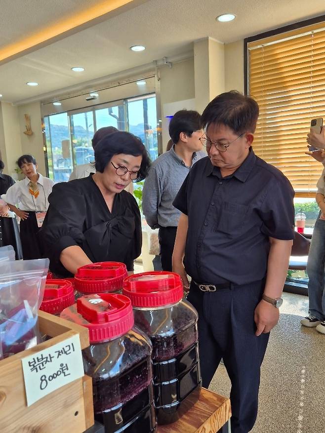 고창 복분자 제품 설명을 듣는 박강수 마포구청장