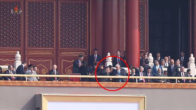 북한 조선중앙TV는 6일 김정은 국무위원장의 지난 2~4일 중국 방문을 담은 기록영화를 방영했다. 사진은 조선중앙TV가 공개한 김정은 위원장과 카심조마르트 토카예프 카자흐스탄 대통령(빨간 동그라미)이 톈안먼 망루에서 통역을 사이에 두고 대화하는 모습. [조선중앙TV 화면·연합]