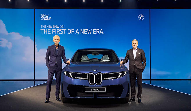 5일(현지시간) 독일 뮌헨에서 열린 iX3 월드프리미어 행사에서 올리버 집세(오른쪽) BMW그룹 회장과 아드리안 반 호이동크 BMW 그룹 디자인 총괄이 차량 앞에서 포즈를 취하고 있다. [BMW그룹 제공]