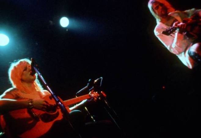 1990년 포틀랜드 클럽에서 만난 커트 코베인과 코트니 러브는 2년 후인 1992년 2월 결혼했다. 투어와 레코딩, 인터뷰가 꼬리를 물고, 약물·불면·재활이 그들의 일상을 지배했다. 그리고 1994년 4월 커트 코베인은 스스로 삶을 포기했다. [게티이미지/Photo by Lindsay Brice]