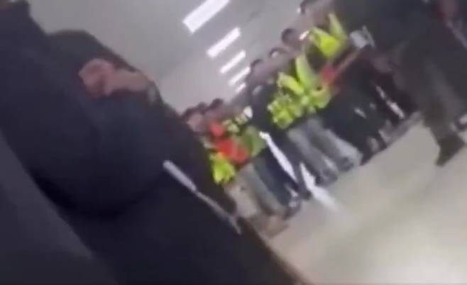 [서울=뉴시스] 4일(현지시간) 미국 조지아주 엘라벨에 있는 현대차그룹 생산단지 내 전기차 배터리 공장 건설 현장에 미국 이민당국 직원들이 들이닥쳐 통제하는 모습. (사진=X 화면 갈무리) 2025.09.05 photo@newsis.com *재판매 및 DB 금지