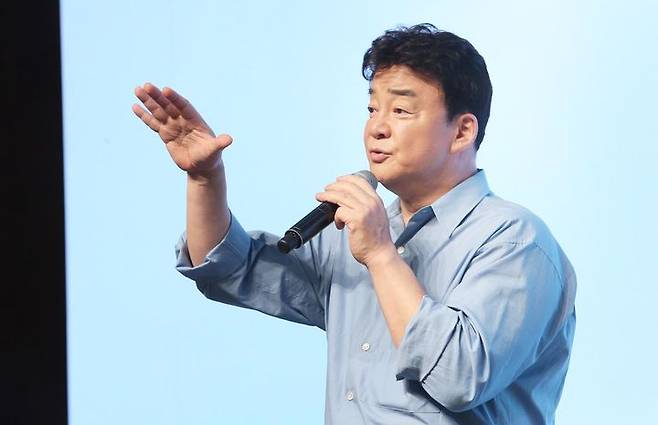 [서울=뉴시스] 백종원 더본코리아 대표가 3일 서울 중구 장충동에서 열린 더본코리아 TBK(The Born Korea) 글로벌 B2B 소스 론칭 기자간담회에서 발표하고 있다.TBK 소스는 '맛의 시작, 더본'이라는 슬로건 아래 한국의 진정성 있는 일상의 맛을 담아 전 세계인과 맛있는 경험을 나눈다는 콘셉트로 기획한 제품이다. 양념치킨소스·매콤볶음소스·간장볶음소스·된장찌개소스·김치양념분말·떡볶이소스·장아찌간장소스 등 7종을 우선적으로 출시하며, 연말까지 쌈장소스·매콤찌개소스·LA갈비소스·짜장소스 등 4종을 추가해 총 11종으로 라인업을 확대한다. (사진=더본코리아 제공) 2025.09.03. photo@newsis.com *재판매 및 DB 금지