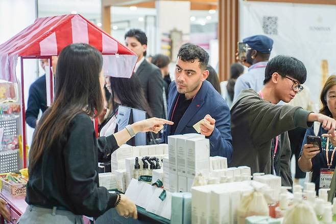 2024 오송화장품뷰티산업엑스포 당시 해외 바이어 상담 모습. (사진=충북도 제공) *재판매 및 DB 금지