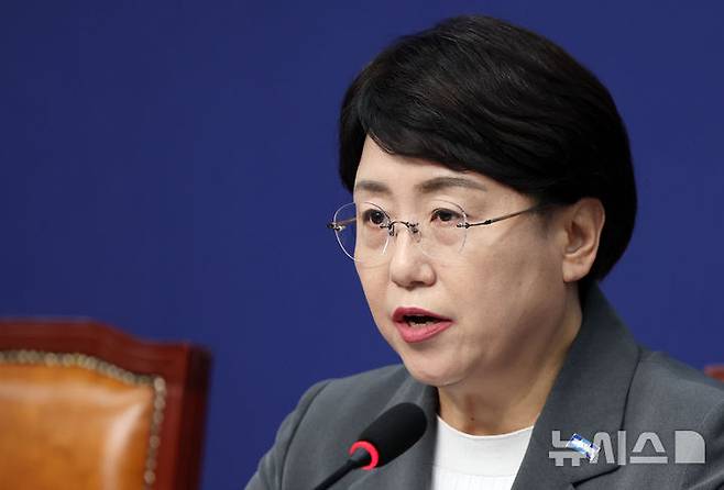 [서울=뉴시스] 김명년 기자 = 김선민 조국혁신당 대표 권한대행 등 지도부가 5일 서울 여의도 국회에서 당내 성비위 및 직장 내 괴롭힘 사건과 관련해 발언하고 있다. 2025.09.05. kmn@newsis.com