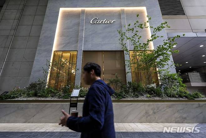 [서울=뉴시스] 정병혁 기자 = 7일 서울시내 한 백화점 앞에서 시민들이 이동하고 있다. 프랑스 럭셔리 주얼리·시계 브랜드 까르띠에가 국내에서 올해 첫 가격 인상을 단행했다. 인상률은 5% 안팎 수준이다. 2024.05.07. jhope@newsis.com