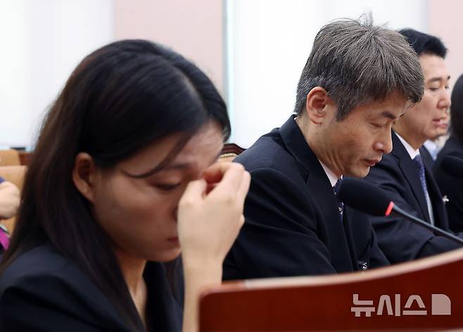 [서울=뉴시스] 김명년 기자 = 5일 서울 여의도 국회에서 열린 법제사법위원회 검찰개혁 입법청문회에서 건진법사 진성배씨 자택 압수수색에서 발견된 현금 관봉권 띠지 분실 관련 증인들이 출석해 있다. 왼쪽부터 김정민 남부지검 수사관, 박건욱 전 부장검사, 이희동 전 1차장검사. 2025.09.05. kmn@newsis.com