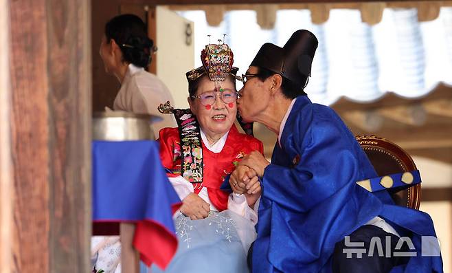 [서울=뉴시스] 김선웅 기자 = 6일 서울 중구 남산골한옥마을 관훈동 민씨가옥에서 신랑 김홍, 신부 류숙하 부부의 혼인 62주년 회혼례 잔치가 열리고 있다. 이날 열린 남산골 회혼례 '백년해로'는 김홍 신랑과 독립운동가 유우국 애국지사의 손녀 류숙하 신부의 혼인 62주년 및 광복 80주년을 맞아 실제 회혼례로 진행됐다. 2025.09.06. mangusta@newsis.com