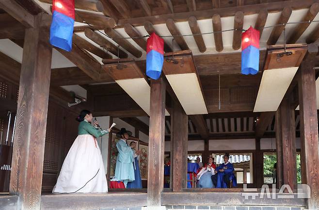 [서울=뉴시스] 김선웅 기자 = 6일 서울 중구 남산골한옥마을 관훈동 민씨가옥에서 신랑 김홍, 신부 류숙하 부부의 혼인 62주년 회혼례 잔치가 열리고 있다. 이날 열린 남산골 회혼례 '백년해로'는 김홍 신랑과 독립운동가 유우국 애국지사의 손녀 류숙하 신부의 혼인 62주년 및 광복 80주년을 맞아 실제 회혼례로 진행됐다. 2025.09.06. mangusta@newsis.com