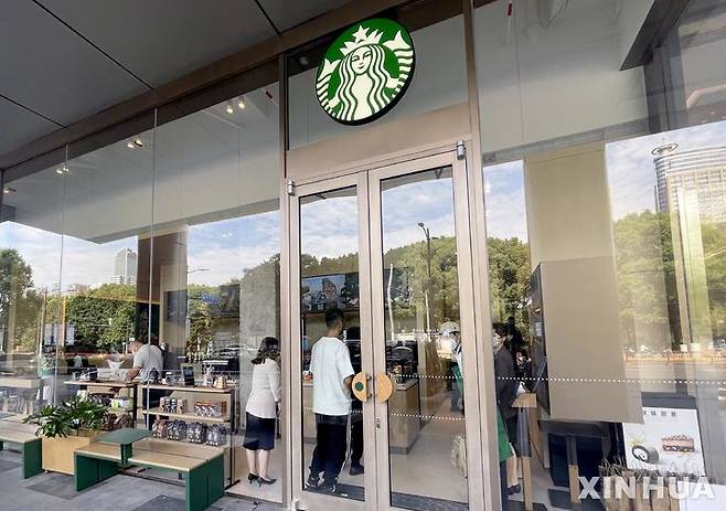 [상하이=신화/뉴시스] 중국 상하이에 있는 커피체인 스타벅스 매장. 자료사진. 2025.09.06